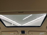 【サンルーフ】開放感たっぷりの希少装備、サンルーフが装着されています!車内に明かりを取り入れたり景色を楽しむ以外にも、車内の空気も簡単に換気できて快適です!