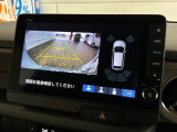 リバースギアに入れるだけで後方の表示へ切り替わります。夜間や雨の日の駐車も楽になりますよ。