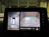 空から見ているような視点でクルマの周囲が確認できるモニター。クルマの真上から見ているかのような映像によって周囲の状況を知ることで駐車を容易に行うための支援技術です