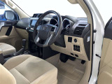 運転席周りのレイアウトをご覧ください。ナビゲーションが綺麗に装着されすっきり収まってますね!