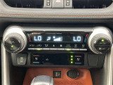 デュアルエアコンとは、運転席と助手席で、個別に温度設定ができる機能です。気温の感じ方は、人それぞれ違うもの。乗る人に優しい機能ですね。