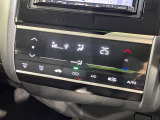 【オートエアコン】一度お好みの温度に設定すれば、車内の温度を検知し風量や温度を自動で調整。暑い&hellip;寒い&hellip;と何度もスイッチ操作をする必要はありません。快適な車内空間には必須の機能ですね♪