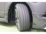 タイヤサイズ 215/45R17。