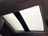【サンルーフ】開放感たっぷりの希少装備、サンルーフが装着されています!車内に明かりを取り入れたり景色を楽しむ以外にも、車内の空気も簡単に換気できて快適です!