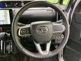 握りやすいステアリングは、運転の操作性を高めます。快適なドライビングポジションを実現し、長距離運転も疲れにくい設計です。