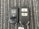 この車両にはスマートキーが2本付属します。キーを取り出さなくてもドアロックの施錠・開錠、エンジンの始動が出来ます。雨の日や荷物の多い日にとても便利ですね。