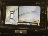 車庫入れなど後進運転時に死角をモニターで確認ができて安全です♪ ステアリング操作の参考になるガイド線も表示しますので車庫入れがニガテな方も安心ですネ!