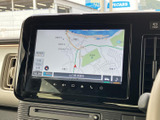 見やすい地図画面で、目的地までスムーズに案内。運転に集中できる、頼れるナビゲーションシステムです。
