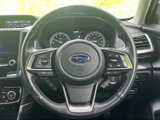 手に馴染むステアリング形状で、快適な運転操作をサポート。オーディオやハンズフリー通話のスイッチも操作しやすい位置に配置されています。