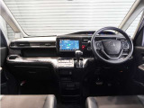 ◆インテリアパネル◆視界広々で非常に運転しやすくロングドライブでも疲れを感じさせないすっきりとまとまったインパネ周りです。