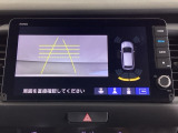 バックギアに入れますとご覧のような画像に自動的に切り替わります。車庫入れ時に役立ちます。