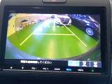バックカメラの画像です。ガイドラインがスムースな車庫入れをサポートいたします。車庫入れの安心感がアップしますね。