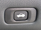 ボタン一つでトランクオープンが可能!車内から操作できる為、非常に便利な装備の一つとなります!