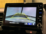 リバースギアに入れるだけで後方の表示へ切り替わります。夜間や雨の日の駐車も楽になりますよ。