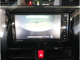 フロントビューカメラが捉えた映像は、車両前方だけでなく、運転席からは見えない左右のエリアもしっかり確認可能。視界を広げ、安全性を向上させます。