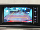 【バックカメラ】 駐車時に車両後方の様子を見ることができるので、運転の不安を軽くします。