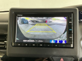 【バックカメラ】運転が苦手な方も車庫入れラクラクです!ギアをリバースに入れれば自動的に切り換わりますので、面倒な操作は不要です♪狭い駐車場もお車を傷つけず安心ですね!