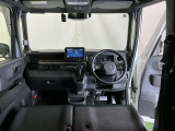 フロントガラスが大きく、ワイドな視界で運転もしやすくなるように設定されています。