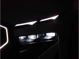 【LEDヘッドライト】先進のLEDテクノロジーを採用。放射される白色光の周波特性は太陽光に近く、バイキセノン・ヘッドライトを上回るコントラストで更に明るく輝きます!