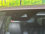 【スマートシティブレーキサポート】低速走行中に前方の車両等を認識し、衝突しそうな時は警報とブレーキで衝突回避と被害軽減をアシスト。より安全にドライブをお楽しみいただけます。