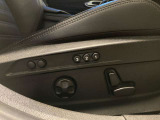 運転席には6ウェイパワーシートと3ポジションのシートメモリー機能を搭載。お好みのドライビングポジションを登録でき、快適な運転環境を実現します。