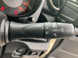 操作感の良いウインカーレバーで、スムーズな車線変更をサポート。オート機能も搭載し、安全運転をサポートします。日常の運転をより快適に。