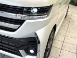 【LEDヘッドライト】悪天候や夜間走行時も良好な視界を確保し安心して運転できる高輝度LEDヘッドライトを装備!点灯速度が早く、消費電力も抑えられています。