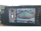 アラウンドビューモニターです。4つのカメラからの映像を合成・処理することで空から見下ろすような視点で周囲を確認でき、駐車時のクルマの位置確認がスムーズになります。