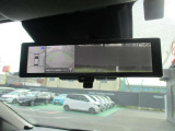 ルームミラーは、車両後方のカメラ映像をミラー面に映し出すので、乗車人数や荷物の量に影響をされずいつでもクリアな後方視界が得られます