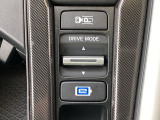 Honda パーキングパイロット搭載。カメラとソナーで駐車スペースを検知し、ハンドル・加減速・シフト操作を自動でアシスト。駐車が苦手な方や狭い駐車場でも安心の先進支援機能です。
