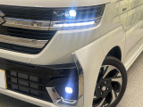 【LEDヘッドライト】悪天候や夜間走行時も良好な視界を確保し安心して運転できる高輝度LEDヘッドライトを装備!点灯速度が早く、消費電力も抑えられています。