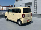 左斜め後ろからの特徴的なフォルム。狭い路地裏でも運転しやすそうな小回りが利くコンパクトボディ♪
