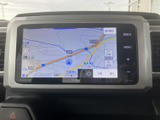 目的地までスムーズに導いてくれる頼れる相棒。高精細な地図表示で、初めての道でも安心です。運転に集中できる環境を整えましょう。