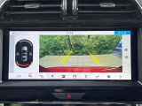 リアビューカメラ 駐車や後退時に後方の状況を確認しやすくなります。従来のバックミラーよりも広範囲でクリアな視界を提供し、死角を減らすことで障害物や歩行者の確認を容易にし、安全運転をサポートします。