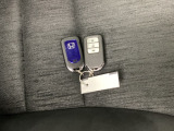 【スマートキー】持っているだけでエンジン始動や、ドアロックの開閉まで出来ちゃう賢く便利なスマートキーを装備!イモビライザーでセキュリティー対策もOK!