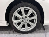 タイヤサイズは(225/45R18)で純正アルミホイールです