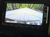 【バックカメラ】駐車時に後方がリアルタイム映像で確認できます。大型商業施設や立体駐車場での駐車時や、夜間のバック時に大活躍!運転スキルに関わらず、今や必須となった装備のひとつです!