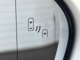 【ブラインドスポットモニター】走行中、ドアミラーの死角になりやすい箇所に後続車が接近するとサイドミラーのレンズに警告を表示!ドライバーに注意喚起をしてくれます。