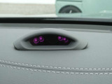 ドライバーモニターシステム:走行中に運転者が一定時間以上目を閉じたり、顔の向きを前方から大きく外したりするなどして居眠りやわき見などをしているとシステムが判断した場合音と表示で警告します。