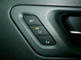 運転席と助手席にパワーシートメモリー機構2名分のシート位置を記憶させれます