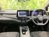 運転席からの視界は広く、運転操作もスムーズに行えます。落ち着いた色調のインテリアは、長距離運転でも疲れにくい空間を提供します。快適なドライブをお楽しみください。