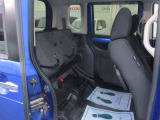 座面を跳ね上げれば荷物も載せられます。