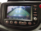 バックカメラの画像です。ガイドラインがスムースな車庫入れをサポートいたします。車庫入れの安心感がアップしますね。