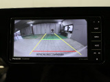 【バックカメラ】シフトを「R」の位置に入れると、自動的に画面がカメラ映像に切り替わり後方の視界をサポートする必須装備です!