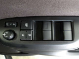 パワーウィンドウスイッチで運転席から全席の窓の開閉ができます。