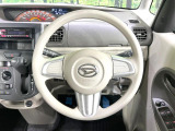 インテリアに合わせたデザインのステアリングは、運転される方のことも考え、運転しやすい形状、大きさです。是非一度、実際に触ってお確かめください。