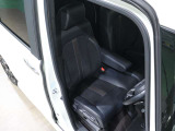 程よい硬さとホールド性が高いシートで長時間運転も快適です。