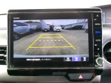 バックカメラの画像です。ガイドラインがスムースな車庫入れをサポートいたします。車庫入れの安心感がアップしますね。