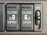【両側パワースライドドア】スマートキーや運転席のスイッチで後席両側スライドドアの開閉が可能♪電動だから力を入れてドアを開ける必要が無く、小さなお子様でも簡単に開け閉めでき快適です♪