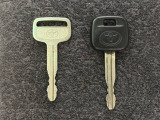 新車時からのオリジナルのキーとスペアキーが装備されております。